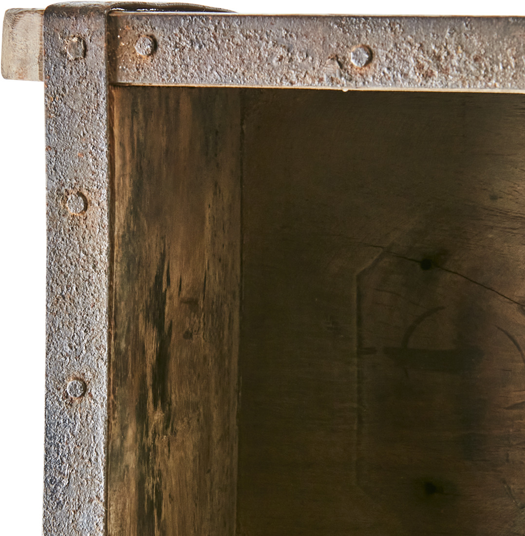 TREASURE Vägghylla Murstensform från Affari i stål och trä