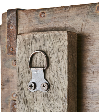 Bild av rustik träplanka med metallbeslag