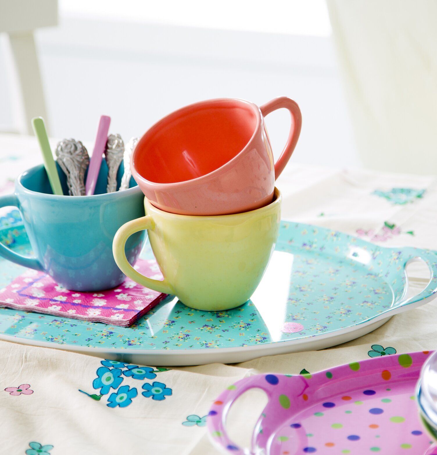 Bricka Prickar Rosa från Rice med färgglada koppar och bestick