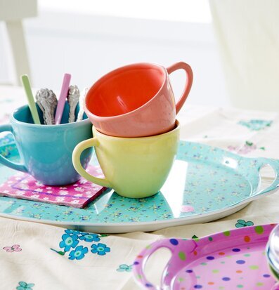 Bild av färgglad dukning med blommigt och prickigt tema