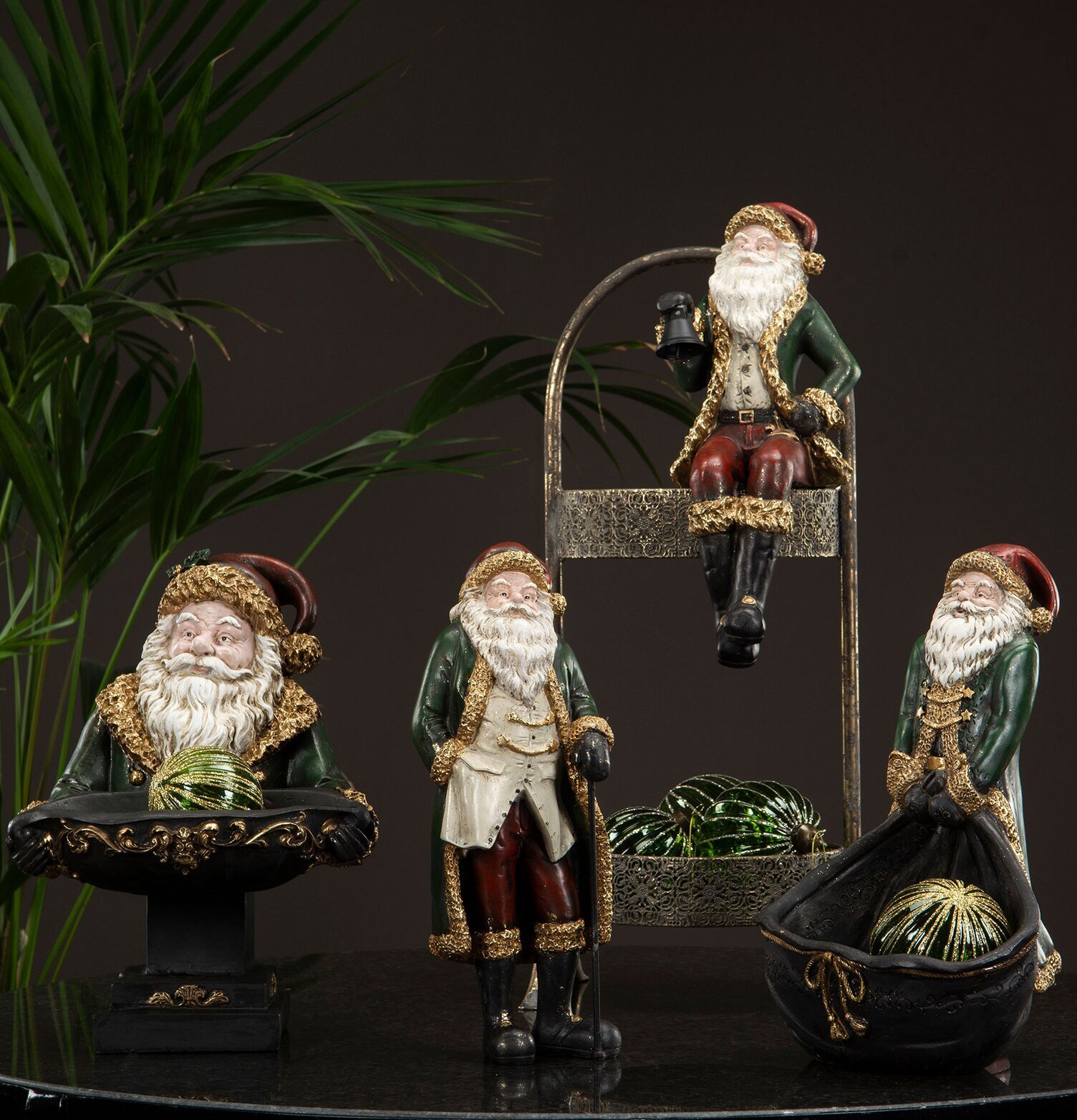 Tomte Sittande Poly från A Lot Decoration i juliga färger