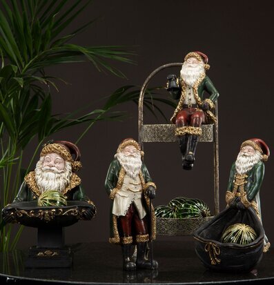 Bild: Fyra dekorativa tomtar i traditionell julstil