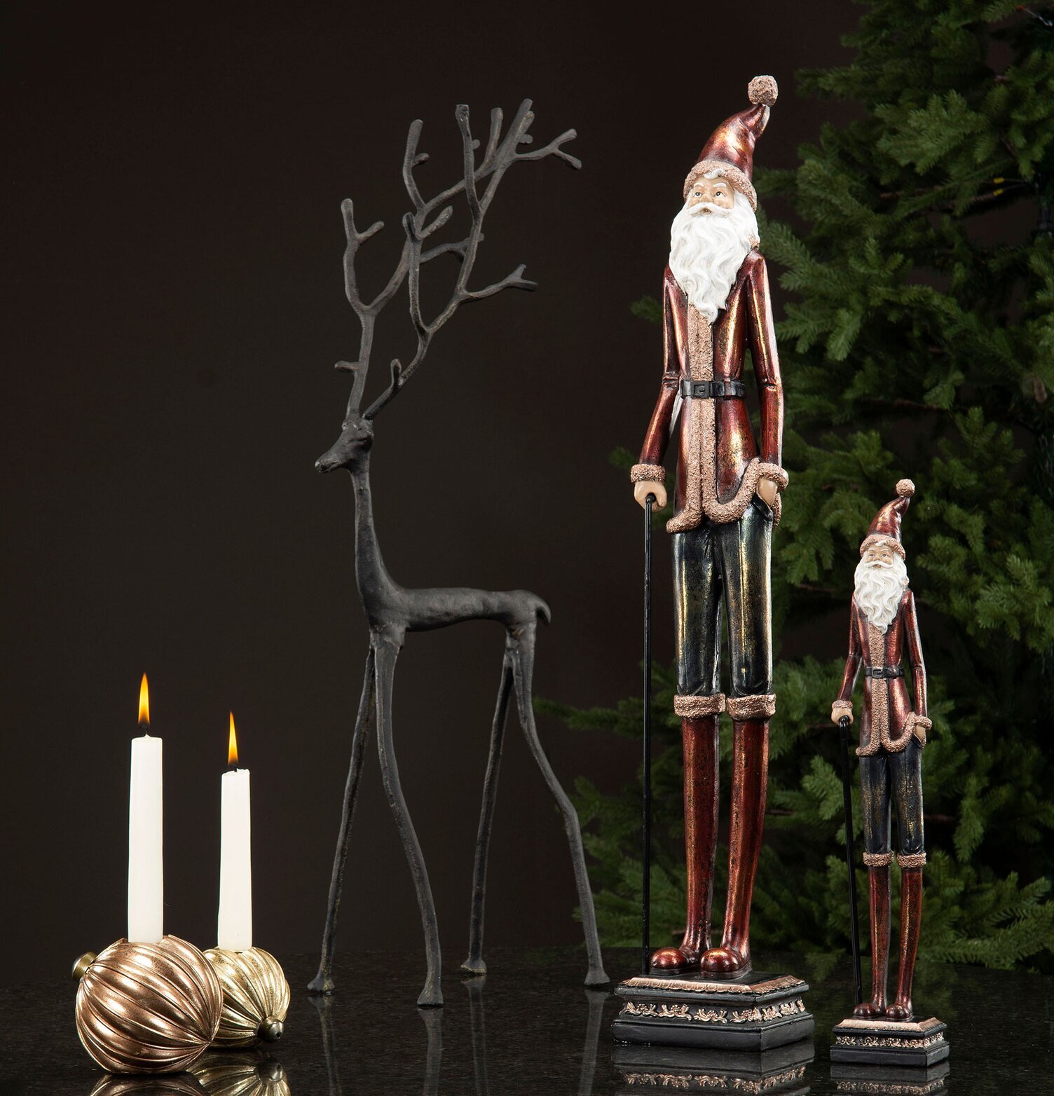 Bild av vinterstämning med tomtar och ren i fokus