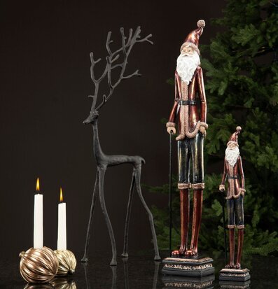 Bild av vinterstämning med tomtar och ren i fokus