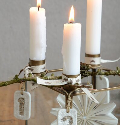 Bild av elegant ljusstake med mässing och glasdetaljer