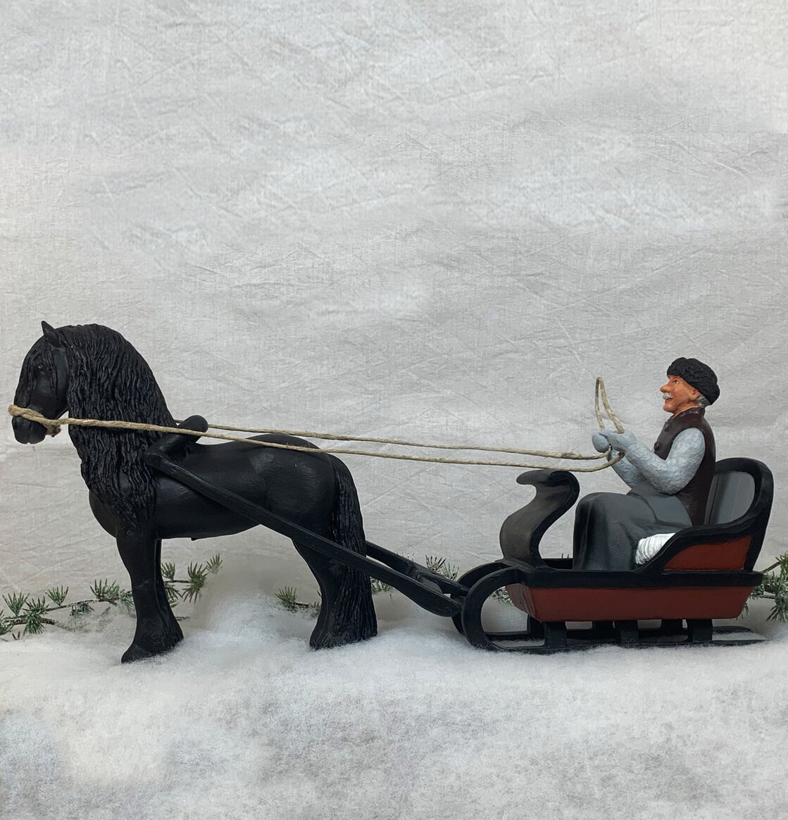 Bild av nordisk charm: Hästdragen släde i vinterlandskap