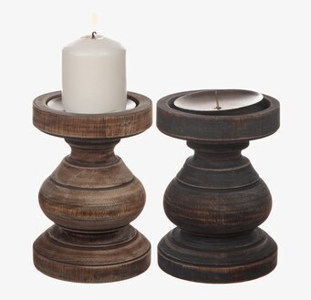 Bild av eleganta svarvade träljusstakar i inredning