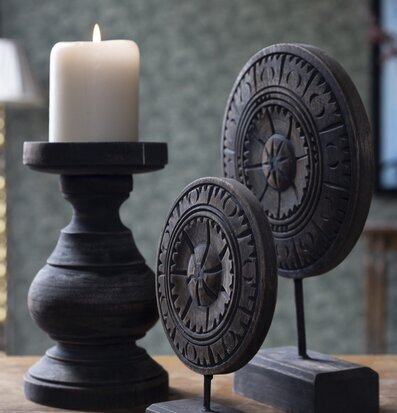 Foto av elegant ljusstake och dekorativa träskivor