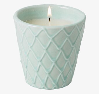 Bild av mintfärgad keramisk ljushållare med ljus