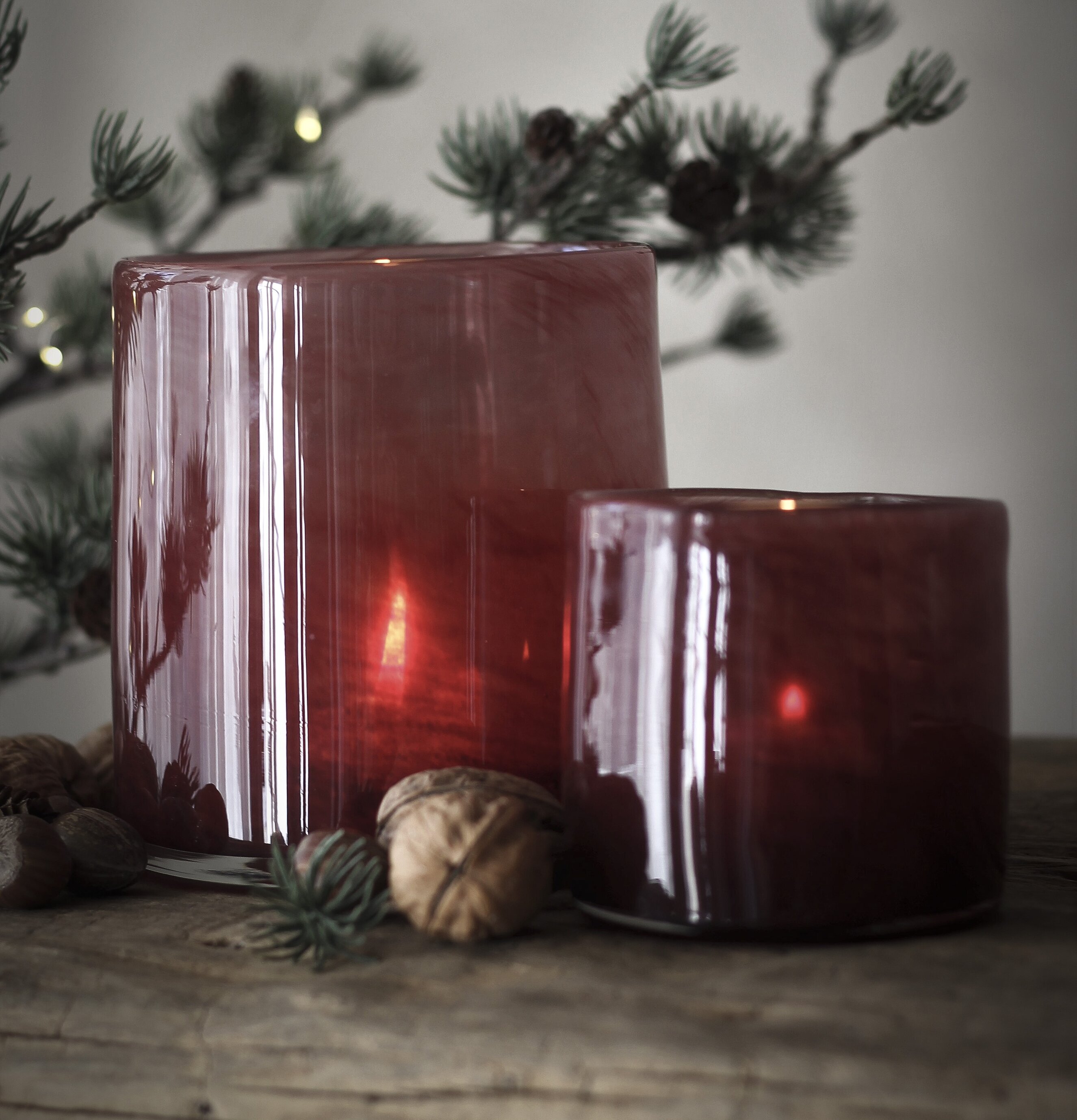 Ljuslykta Lumiere Bordeaux Stor från Majas Cottage i rött glas