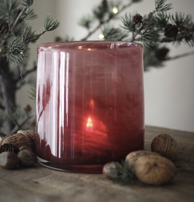 Bild av stämningsfull scen med ljuslykta och natur