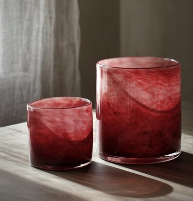 Bild av eleganta ljuslyktor i bordeaux nyans