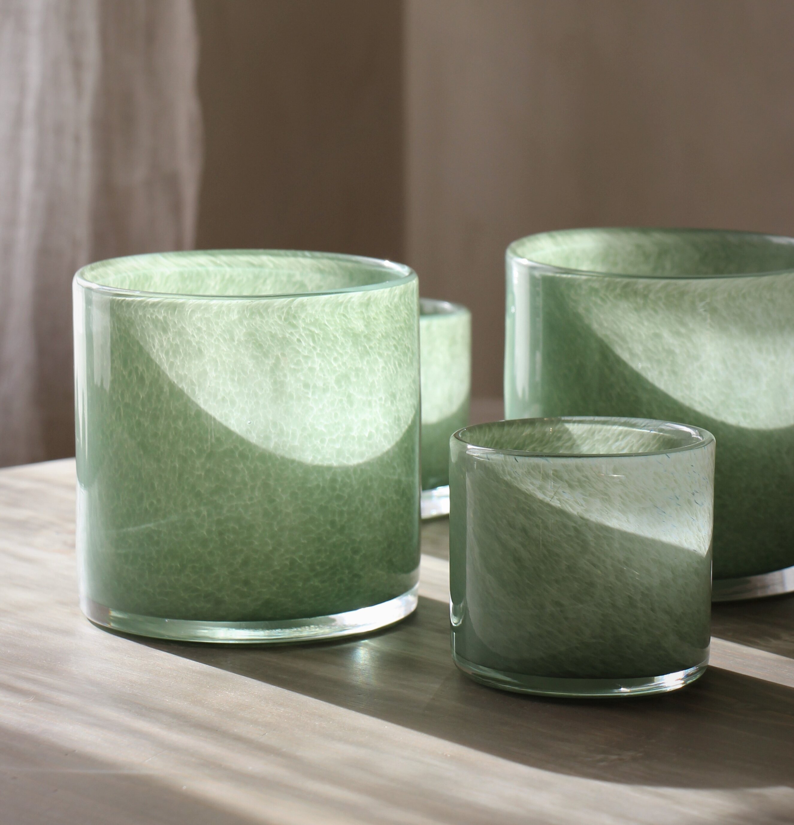 Bild av gröna ljuslyktor med skogsinspirerat glas