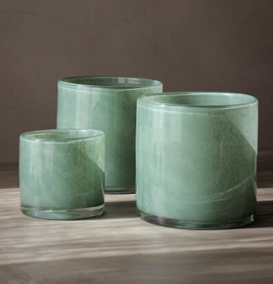 Bild av tre ljuslyktor i olika storlekar och färger