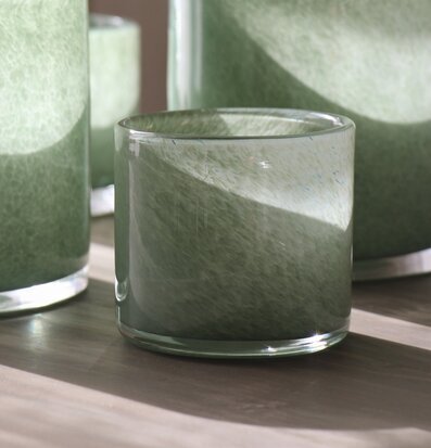 Foto av ljuslyktor i skogsgrön nyans och glasstruktur