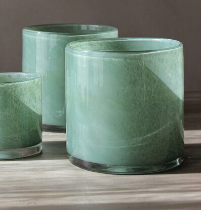 Foto av ljuslyktor med grön nyans och vågig struktur