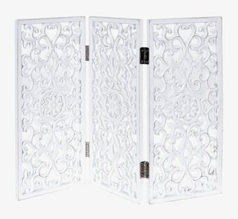 Foto av elegant vitt fönsterjalusi med mönster