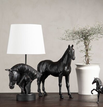 Bild av elegant inredning med hästmotiv och lampor