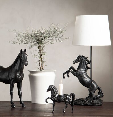 Bild av elegant arrangemang med hästlampor och skulpturer