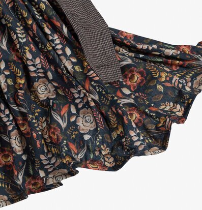 Bild av färgstarkt tyg med blommönster och textur