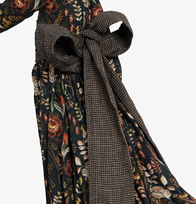 Bild av detaljrikt tygstycke med höstens färgpalett