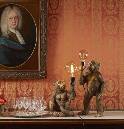 Bild av elegant interiör med unik golvlampa och tavla