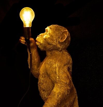 Bild av unik golvlampa med skulpterad apa i guld