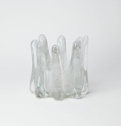 Bild av elegant ljuskopp i skulpturalt ljusgrått glas