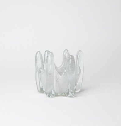 Bild av stilren ljuskopp i ljusgrått klarglas