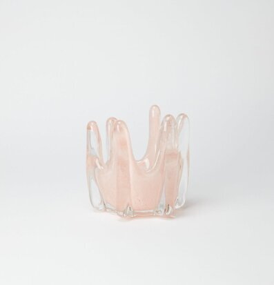 Bild av unik ljuskopp i rosa glas för modern inredning