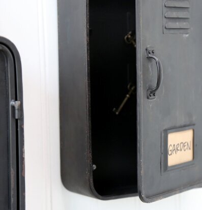 Foto av retroinspirerat nyckelskåp i antikgrå nyans