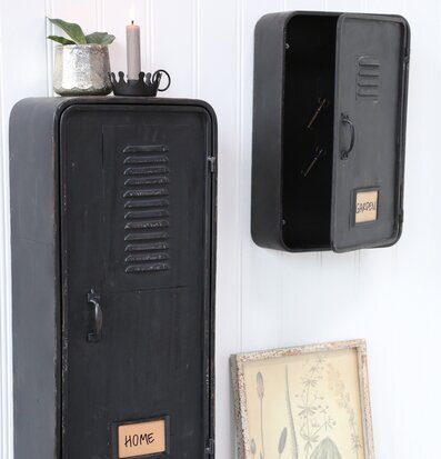 Bild av antikgrått nyckelskåp med industriell design