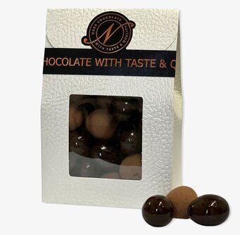 Bild av elegant chokladförpackning med delikatesser