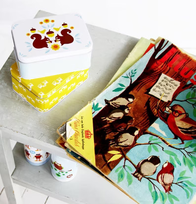 Bild av charmigt arrangemang med färgglada förvaringsburkar