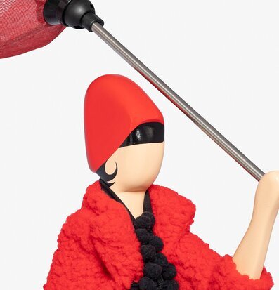 Bild av unik bordslampa med röd hatt och kappa