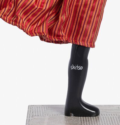 Bild av färgglad och konstnärlig bordslampa i fokus