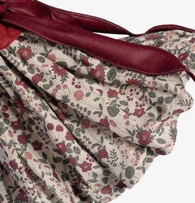 Foto av blommönstrad bordslampa i vinrött och grönt