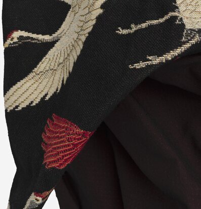 Bild av elegant bordslampa med tranmotiv och broderi