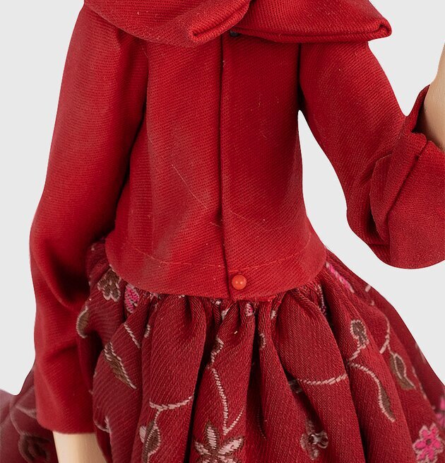 Bordslampa Lucretia från Skitso med röd dräkt och broderi