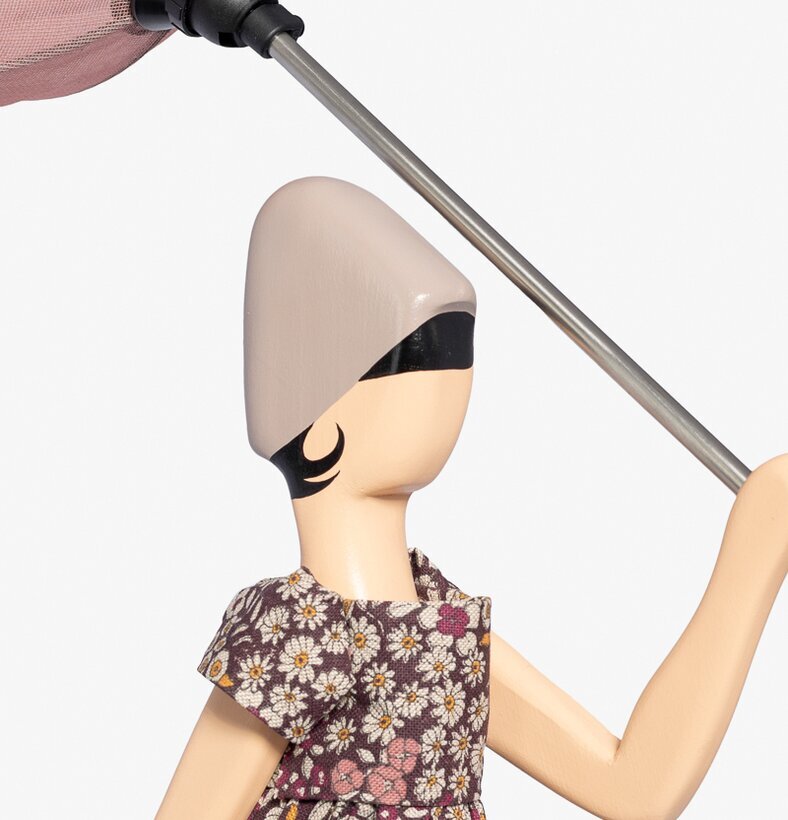 Bordslampa Malva från Skitso med figur och rosa lampskärm