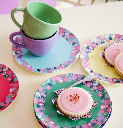 Bild av färgglada tallrikar och koppar med blommönster