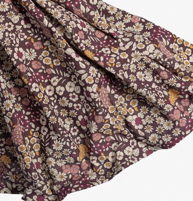 Bild av textil med intrikat mönster och livliga färger