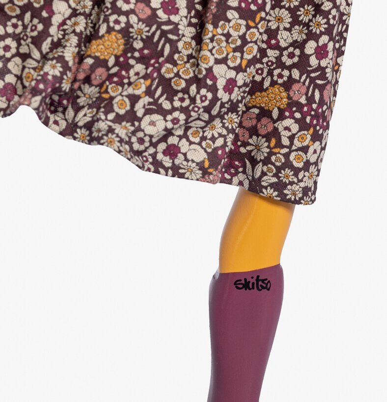 Bordslampa Malva från Skitso med färgglad kjol och stövlar