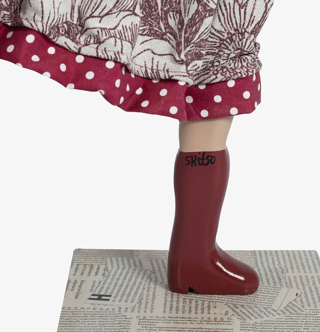 Bordslampa Olga från Skitso med blommig klänning och stövlar