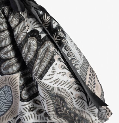 Bild av detaljrik tygdel med växtinspirerat mönster