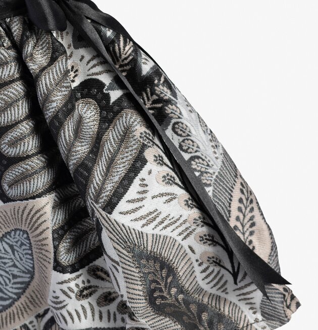 Bordslampa Saron från Skitso med detaljerat mönstrat tyg