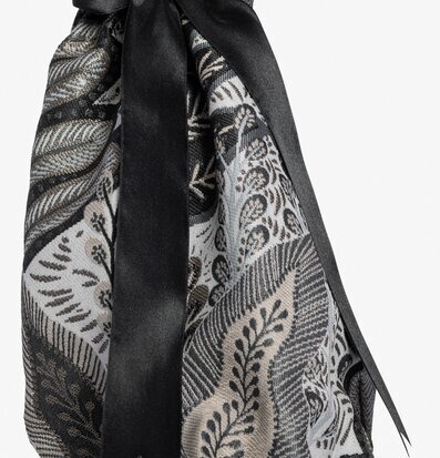 Foto av elegant bordslampa med textilier och detaljer