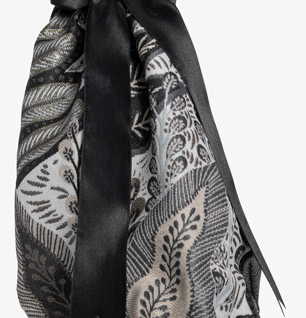 Bordslampa Saron från Skitso med klänning och rosett