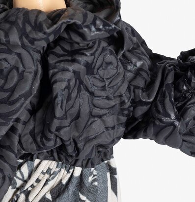 Bild av elegant bordslampa med rosenträdgårdstyg