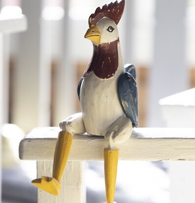 Bild av charmig handgjord träfigur med flexibla leder